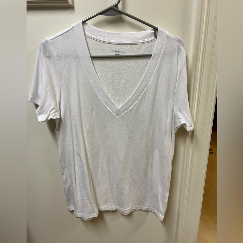 XS Z Supply V neck T-shirt